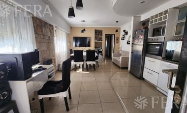 Venta de casa para dos familias con patio y cochera en Wilde