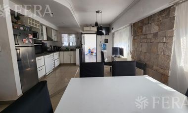Venta de casa para dos familias con patio y cochera en Wilde