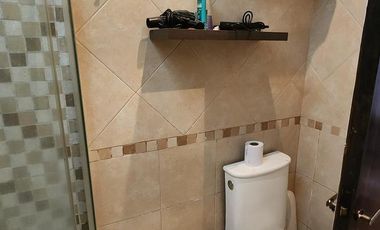 Venta de casa para dos familias con patio y cochera en Wilde