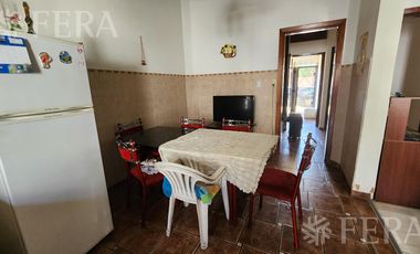 Venta de casa para dos familias con patio y cochera en Wilde