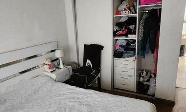 Venta de casa para dos familias con patio y cochera en Wilde