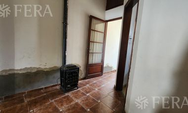 Venta de casa para dos familias con patio y cochera en Wilde
