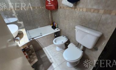 Venta de casa para dos familias con patio y cochera en Wilde