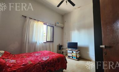 Venta de casa para dos familias con patio y cochera en Wilde
