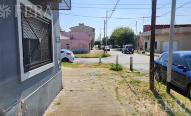 Venta de casa para dos familias con patio y cochera en Wilde