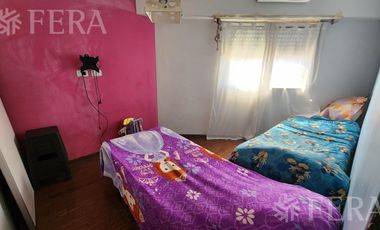 Venta de casa para dos familias con patio y cochera en Wilde