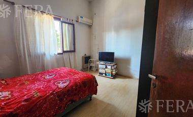 Venta de casa para dos familias con patio y cochera en Wilde