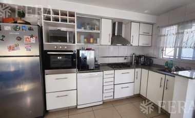 Venta de casa para dos familias con patio y cochera en Wilde