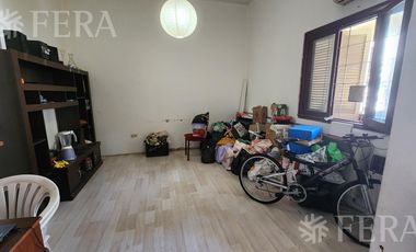 Venta de casa para dos familias con patio y cochera en Wilde