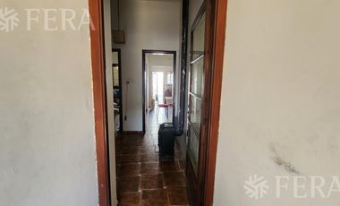 Venta de casa para dos familias con patio y cochera en Wilde