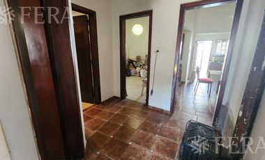 Venta de casa para dos familias con patio y cochera en Wilde