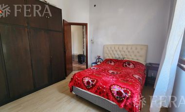 Venta de casa para dos familias con patio y cochera en Wilde