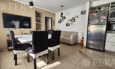 Venta de casa para dos familias con patio y cochera en Wilde