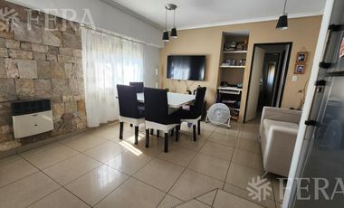 Venta de casa para dos familias con patio y cochera en Wilde