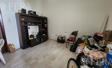 Venta de casa para dos familias con patio y cochera en Wilde