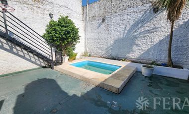 Venta de casa para dos familias con patio y cochera en Wilde