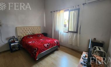 Venta de casa para dos familias con patio y cochera en Wilde