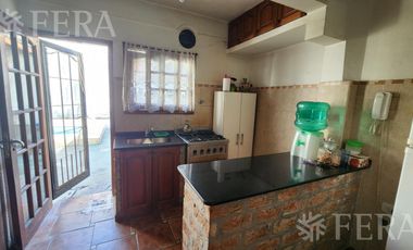 Venta de casa para dos familias con patio y cochera en Wilde