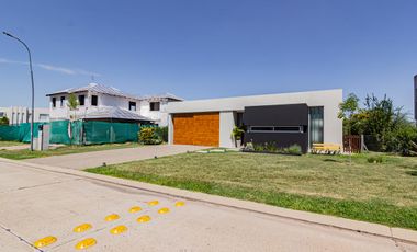 SAN SEBASTIAN - VENTA DE CASA DE 3 DORMITORIOS EN BARRIO CERRADO