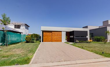 SAN SEBASTIAN - VENTA DE CASA DE 3 DORMITORIOS EN BARRIO CERRADO