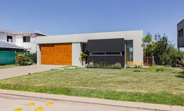 SAN SEBASTIAN - VENTA DE CASA DE 3 DORMITORIOS EN BARRIO CERRADO