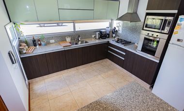 SAN SEBASTIAN - VENTA DE CASA DE 3 DORMITORIOS EN BARRIO CERRADO