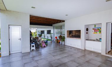 SAN SEBASTIAN - VENTA DE CASA DE 3 DORMITORIOS EN BARRIO CERRADO