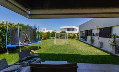 SAN SEBASTIAN - VENTA DE CASA DE 3 DORMITORIOS EN BARRIO CERRADO