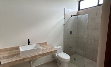 CASA EN VENTA DE UNA PLANTA EN PRIVADA CON AMENIDADES MERIDA CHOLUL