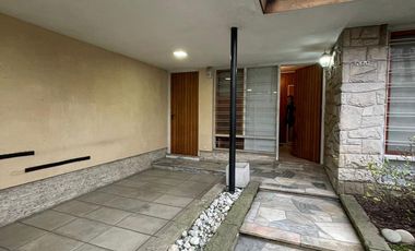 Casa de 5 ambientes con jardín, cochera y quincho