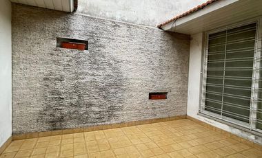 Casa de 5 ambientes con jardín, cochera y quincho