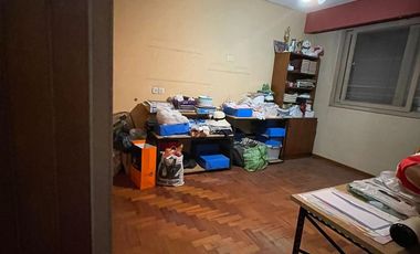 Casa de 5 ambientes con jardín, cochera y quincho