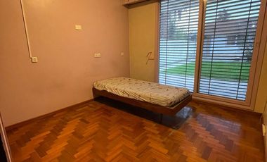 Casa de 5 ambientes con jardín, cochera y quincho