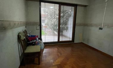 Casa de 5 ambientes con jardín, cochera y quincho
