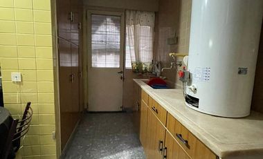 Casa de 5 ambientes con jardín, cochera y quincho