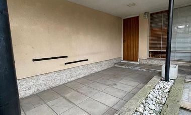 Casa de 5 ambientes con jardín, cochera y quincho