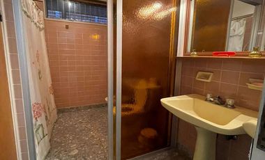 Casa de 5 ambientes con jardín, cochera y quincho