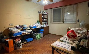 Casa de 5 ambientes con jardín, cochera y quincho