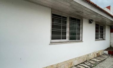 Casa de 5 ambientes con jardín, cochera y quincho