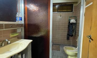 Casa de 5 ambientes con jardín, cochera y quincho