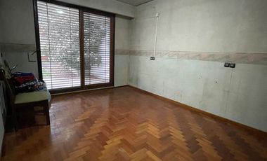 Casa de 5 ambientes con jardín, cochera y quincho