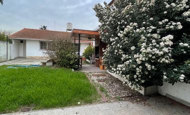 Casa de 5 ambientes con jardín, cochera y quincho