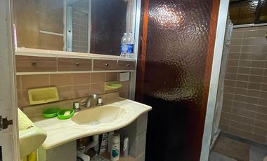 Casa de 5 ambientes con jardín, cochera y quincho