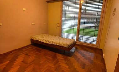 Casa de 5 ambientes con jardín, cochera y quincho