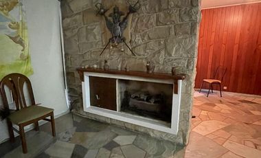 Casa de 5 ambientes con jardín, cochera y quincho