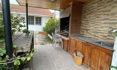Casa de 5 ambientes con jardín, cochera y quincho