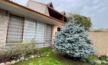 Casa de 5 ambientes con jardín, cochera y quincho