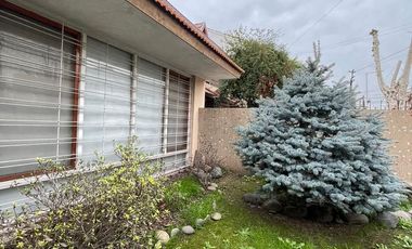 Casa de 5 ambientes con jardín, cochera y quincho