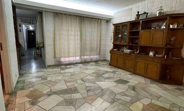 Casa de 5 ambientes con jardín, cochera y quincho