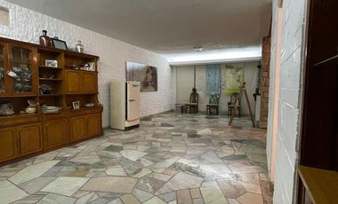 Casa de 5 ambientes con jardín, cochera y quincho
